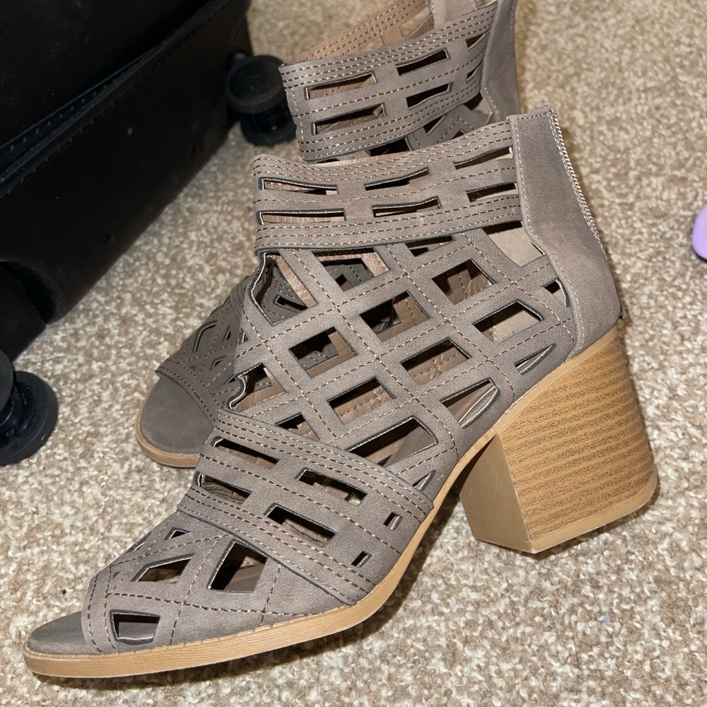 Brown/Greenish cute heels!